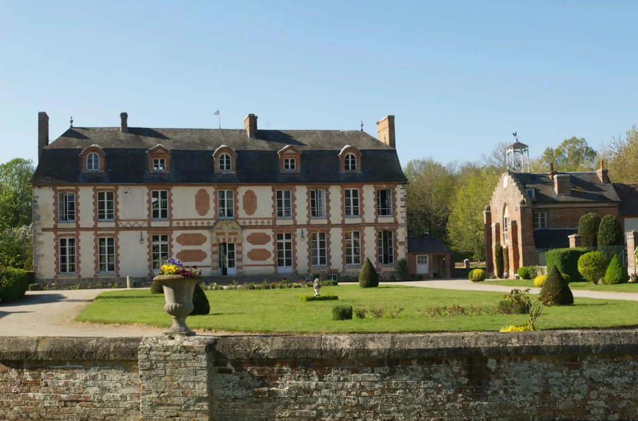 French château surrounded by forests for corporate retreat